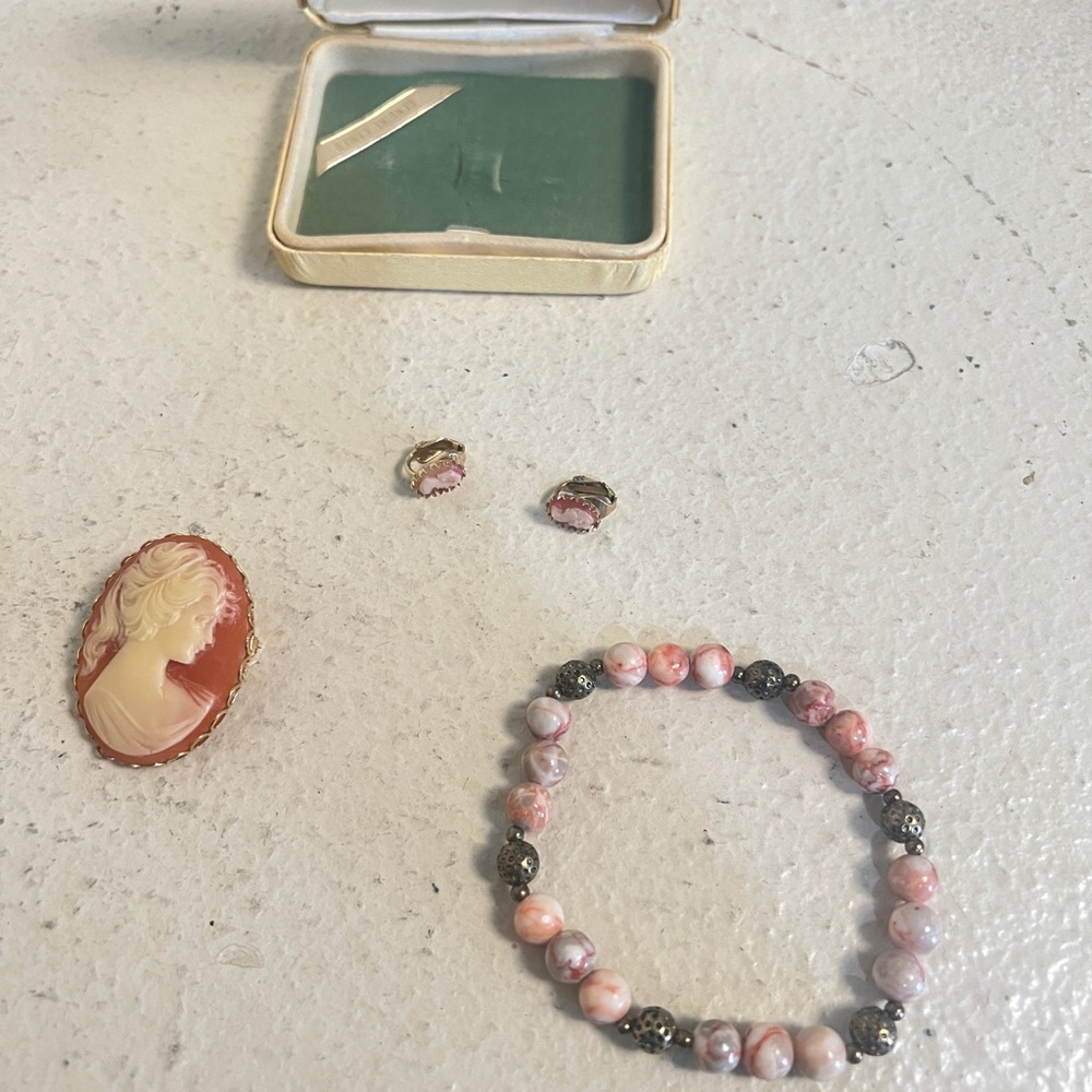 vintage Griffith cameo bracelet Earrings and brooch set - Picture 3 of 11
